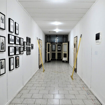 Dvije po-drške , instalacija, metalna šipka, fotografije 2010.-2019.