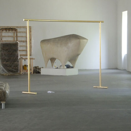 Zlatna prečka, instalacija – metalna šipka, 2012.